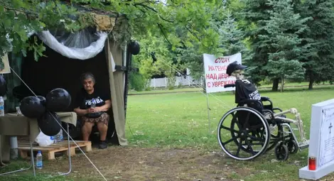 Премахнаха палатковия лагер на хората с увреждания в София Премахнаха палатковия лагер на хората с увреждания в София