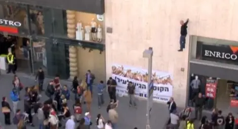 Фокусник вися 5 часа във въздуха