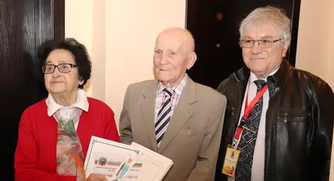 Военният министър зарадва с орден 100-годишния ветеран Васил Петров