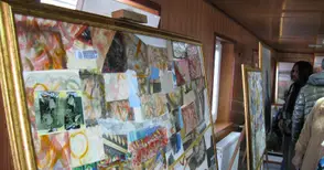 Художници превърнаха корабче в импровизирана плаваща галерия