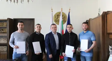 Кметът награди русенските шампиони по бокс Кметът награди русенските шампиони по бокс