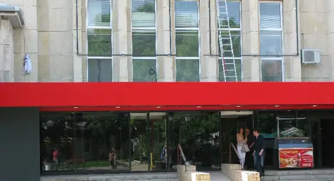 Халите отварят в петък с музика и подаръци