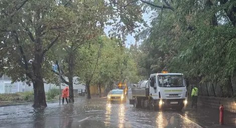 Екипи на фирмата за обществена хигиена отводняват улици в Русе, остава в сила оранжевият код за опасни валежи