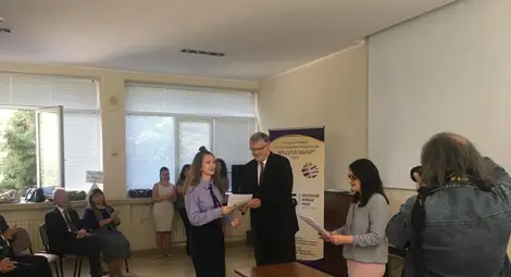 Н.Пр. Херберт Салбер връчи дипломите на отличниците.