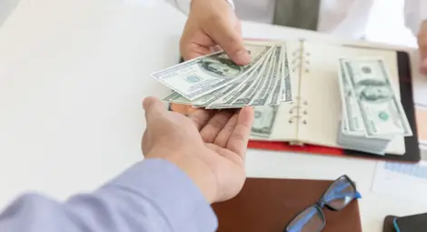 Трябва ли да знаете колко получават колегите ви?