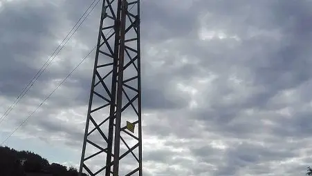 Снимки на „куц“ стълб за високо напрежение взривиха социалните мрежи Снимки на „куц“ стълб за високо напрежение взривиха социалните мрежи