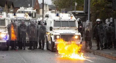 Последната седмица северноирландската столица Белфаст отново стана център на размирици и насилие след десетилетия на мир