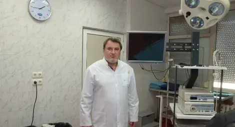 Д-р Котов до системата за диагностика и лечение на тумори в пикочен мехур и простатна жлеза, която се използва за уретенореноскопии.