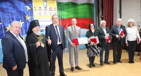 Първите почетни граждани на община Ценово с кмета д-р Петър Петров и председателя на Общинския съвет Георги Георгиев. 				   Снимка: Община Ценово