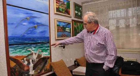 Професорски ръце си почиват с картини от чертането на зъбни колелета Професорски ръце си почиват с картини от чертането на зъбни колелета