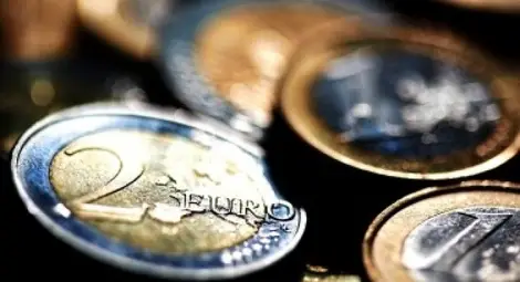 Еврото падна до най-ниското си ниво от 2003 г