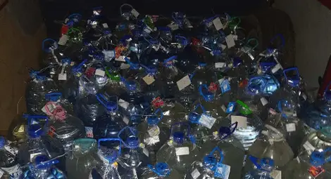 Русенски митничари откриха близо тон нелегална ракия