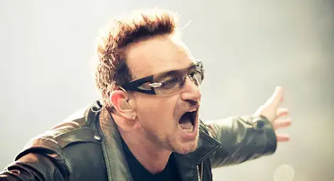 Боно отново на крака след операцията