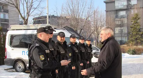 Директорът на ОДМВР ст.комисар Теодор Атанасов връчи ключовете на бронирания микробус на звеното за бързи действия.   Снимка:Красимир СТОЯНОВ