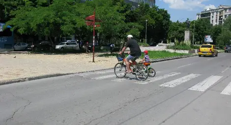 Колоездачи масово играят руска рулетка по пешеходните пътеки Колоездачи масово играят руска рулетка по пешеходните пътеки