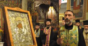 Чудотворната икона „Достойно eсть“ четири дни благославя русенци