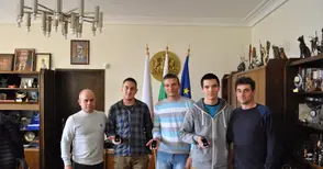 Сребърни значки за спасителите на жена от горяща кола