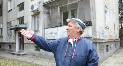 Неизвестни съсипаха колата на семейство инвалиди в „Здравец“ Неизвестни съсипаха колата на семейство инвалиди в „Здравец“