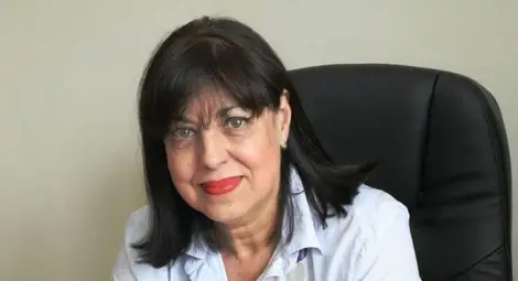 Наказват Елеонора Николова със забележка за гласуване вместо колега