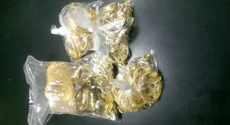 Варненец наел 4 жени да пренесат 1.5 кг злато през границата