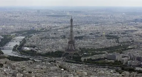 Айфеловата кула угасна в памет на жертвите, сгради по света светят в цветовете на френското знаме