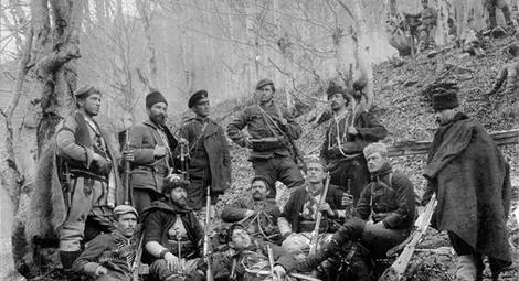 Войводите на съвещание в Осоговския Балкан. Седнали от ляво на дясно: Панайот Байчев, Питу Гули, Коста Мазнейков, Христо Чернопеев, Андрей Христов, Тодор Христов. Прави от ляво на дясно: Никола Жеков, Константин Кондов, Сотир Атанасов, Тимо Ангелов, Никола Дечев и куриерът Никола Сарафов.                                                                                                           Снимки: Уикипеди