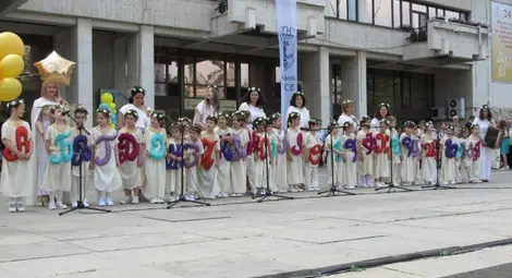 Малки азбукарчета понесоха най-силните орисници и защитници на България