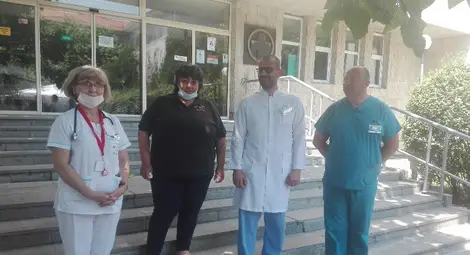 Излекуваната Инкнур Алиева /с черното облекло/заедно с началника на кардиологията в болница &bdquo;Канев&ldquo; д-р Пенка Каменова, съдовия хирург д-р Стоян Генадиев и инвазивния кардиолог д-р Иво Белколев /отляво надясно/.                          Снимка: Авторът
