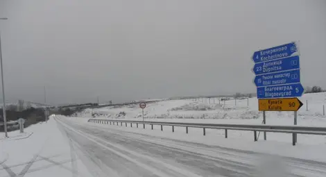 Пътната агенция ще затваря пътища, за да ги обработи срещу лед