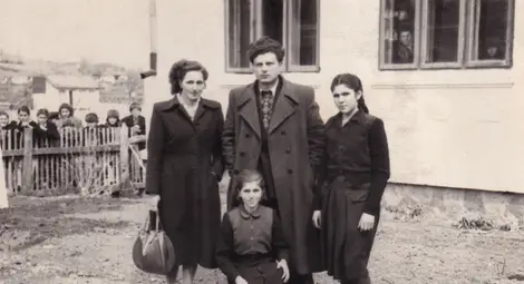 Директорът Никола Попниколов и учителката Трифонка Попниколова с ученички пред Основното училище в Гарван, 1956 г.