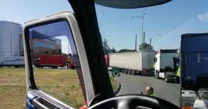 Превозвачи: Опашките на Дунав мост са своеобразна хуманитарна криза