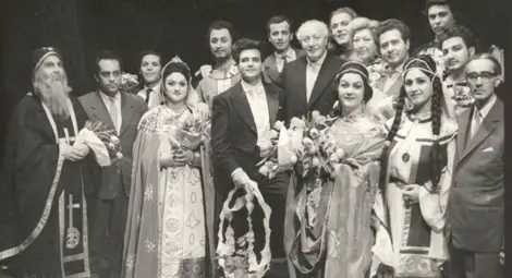 Снимка на Ромео Райчев с Панчо Владигеров, Евгений Немиров и състава след премиерата на операта &bdquo;Цар Калоян&ldquo;, 1978 г.