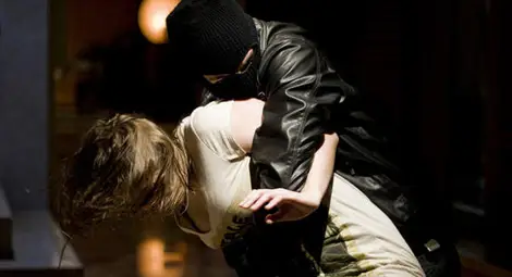 Бандит с пистолет ограби продавачка посред бял ден