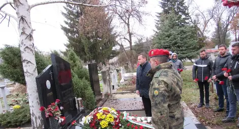 Кметът Пенчо Милков също почете паметта на героя от Кербала.                                                                         Снимка: Русе Медиа