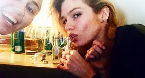 Майли Сайръс в интимна целувка със Стела Максуел /видео/