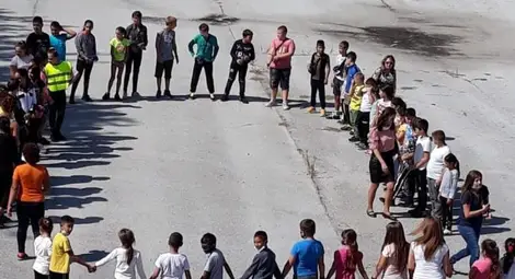 Ученици от Ценово изписаха  с тела &bdquo;0&ldquo; загинали на пътя