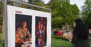 Фотоси показват оперни артисти на опожарената преди година сцена