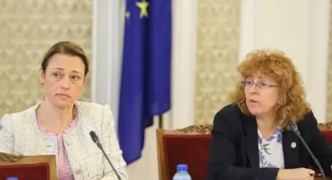 Депутатите обсъждат дали да намалят заплатите си