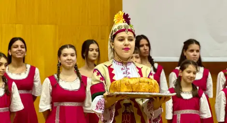 Над 120 деца и младежи от различни етнически групи се включиха в концерта „Да празнуваме заедно“ в Русе Над 120 деца и младежи от различни етнически групи се включиха в концерта „Да празнуваме заедно“ в Русе