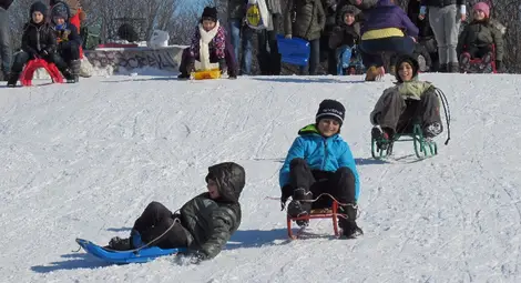 Русенци превърнаха района на Пантеона в снежна пързалка /галерия/