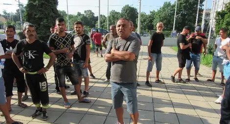 Роми протестираха пред полицията след стрелбата по къщата на Върбан Въбранов