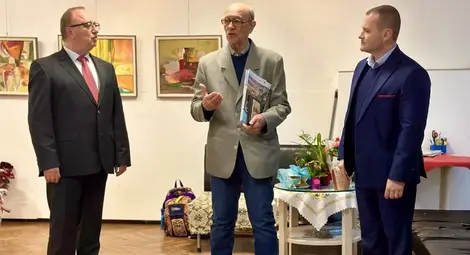 Кметът Пенчо Милков отличи художника Маньо Манев с почетен плакет за 80-годишнината му