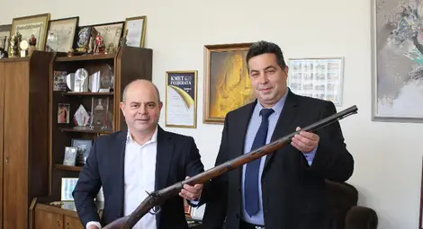 Възрожденска пушка от областния управител за рождения ден на кмета