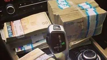 Пачки в мерцедеса – новата мания на тежкарите (СНИМКИ) Пачки в мерцедеса – новата мания на тежкарите (СНИМКИ)