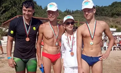 Теодор и Валентин Цветкови подкрепиха благотворителен плувен маратон в Бургас