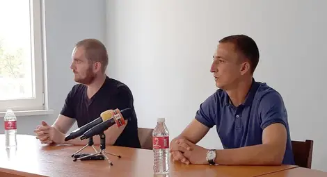 Деян Йорданов /вляво/ и треньорът Мартин Цирков гледат в една посока - към Втора лига.