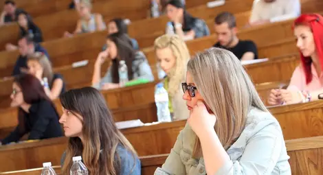 Кандидат-студенти се борят за места в СУ