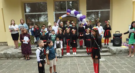 Първият школски звънец удари за 21 първолаци в община Ценово