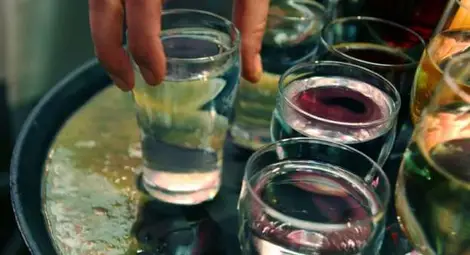 56% от младите българи редовно надигат чашката