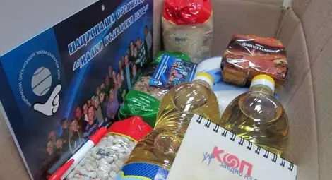 Коледни пакети с хранителни продукти тръгват от Русе към Малките хора /галерия/
